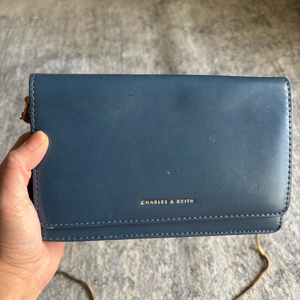 CHARLES & KEITHBasic Front-Flap Clutch
Pre-Owned - Picture 2 of 10